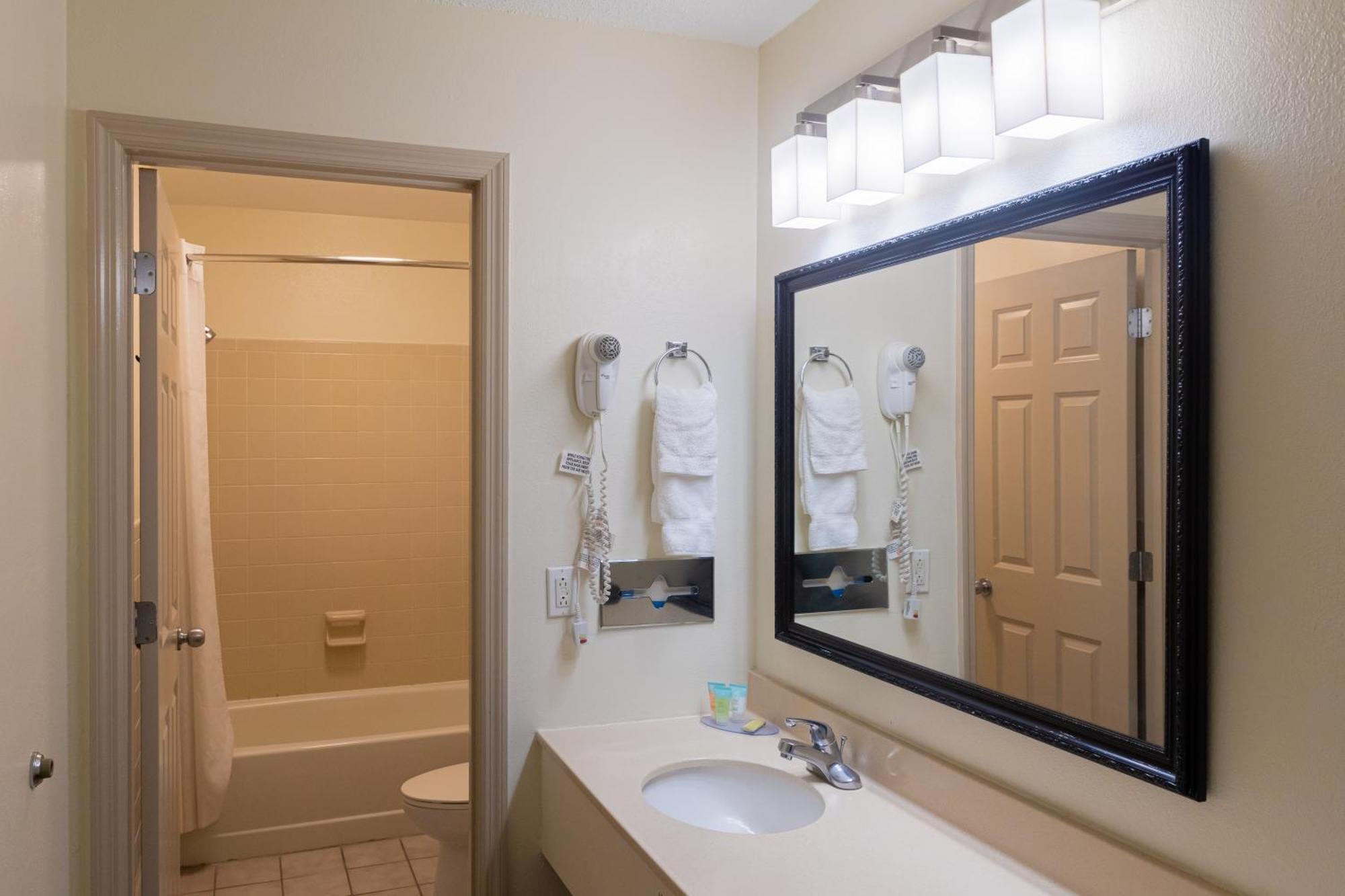 Cottonwood Suites Savannah Hotel & Conference Center Пуулър Екстериор снимка