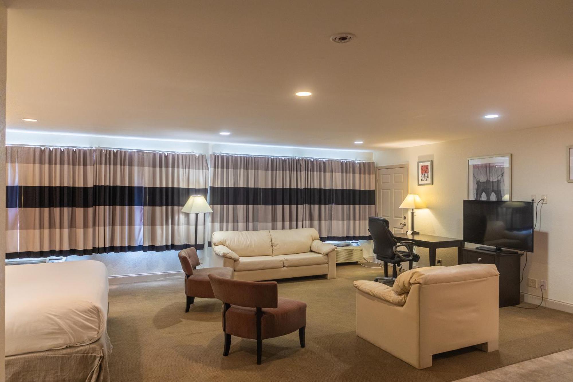 Cottonwood Suites Savannah Hotel & Conference Center Пуулър Екстериор снимка