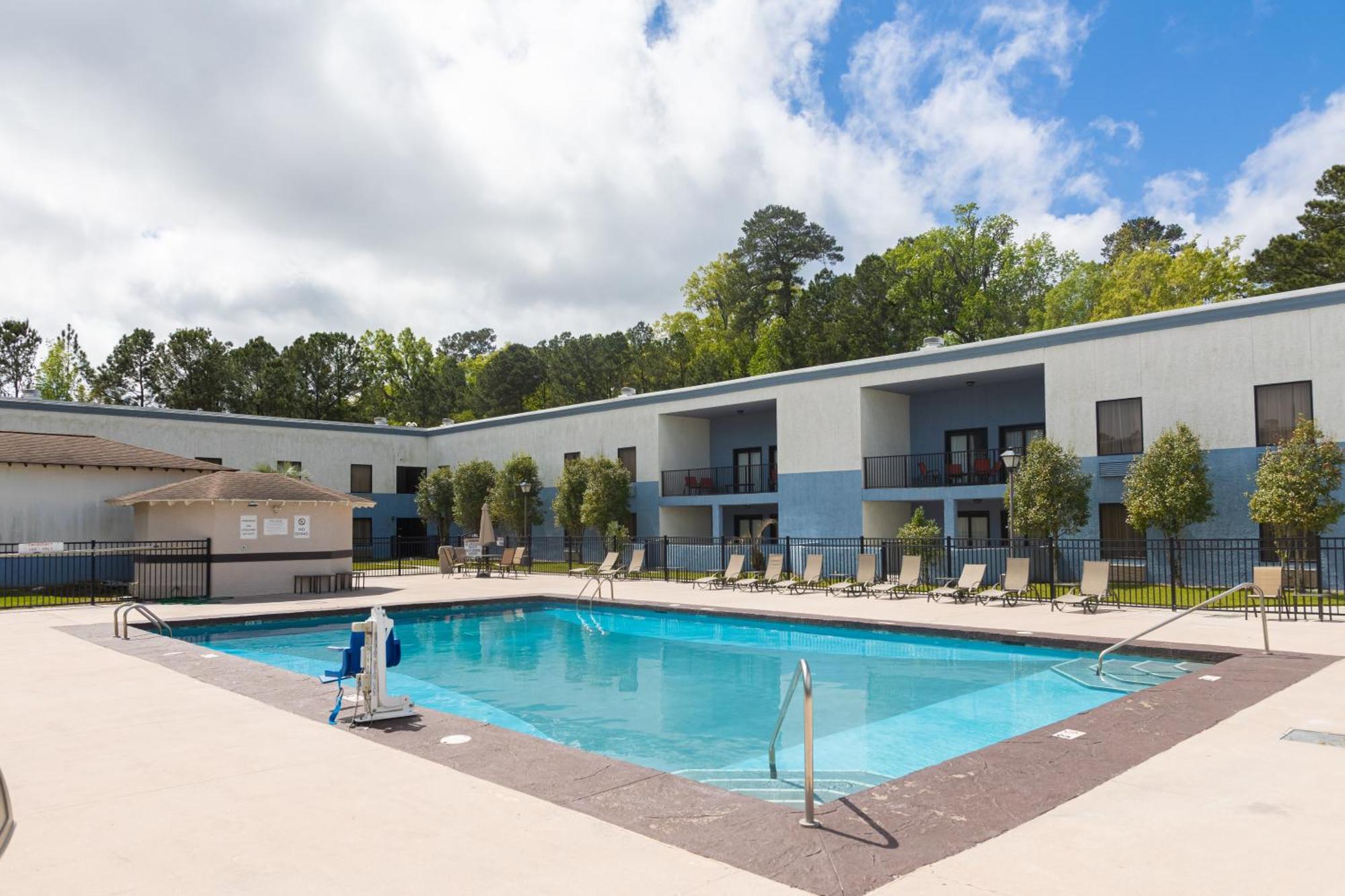 Cottonwood Suites Savannah Hotel & Conference Center Пуулър Екстериор снимка
