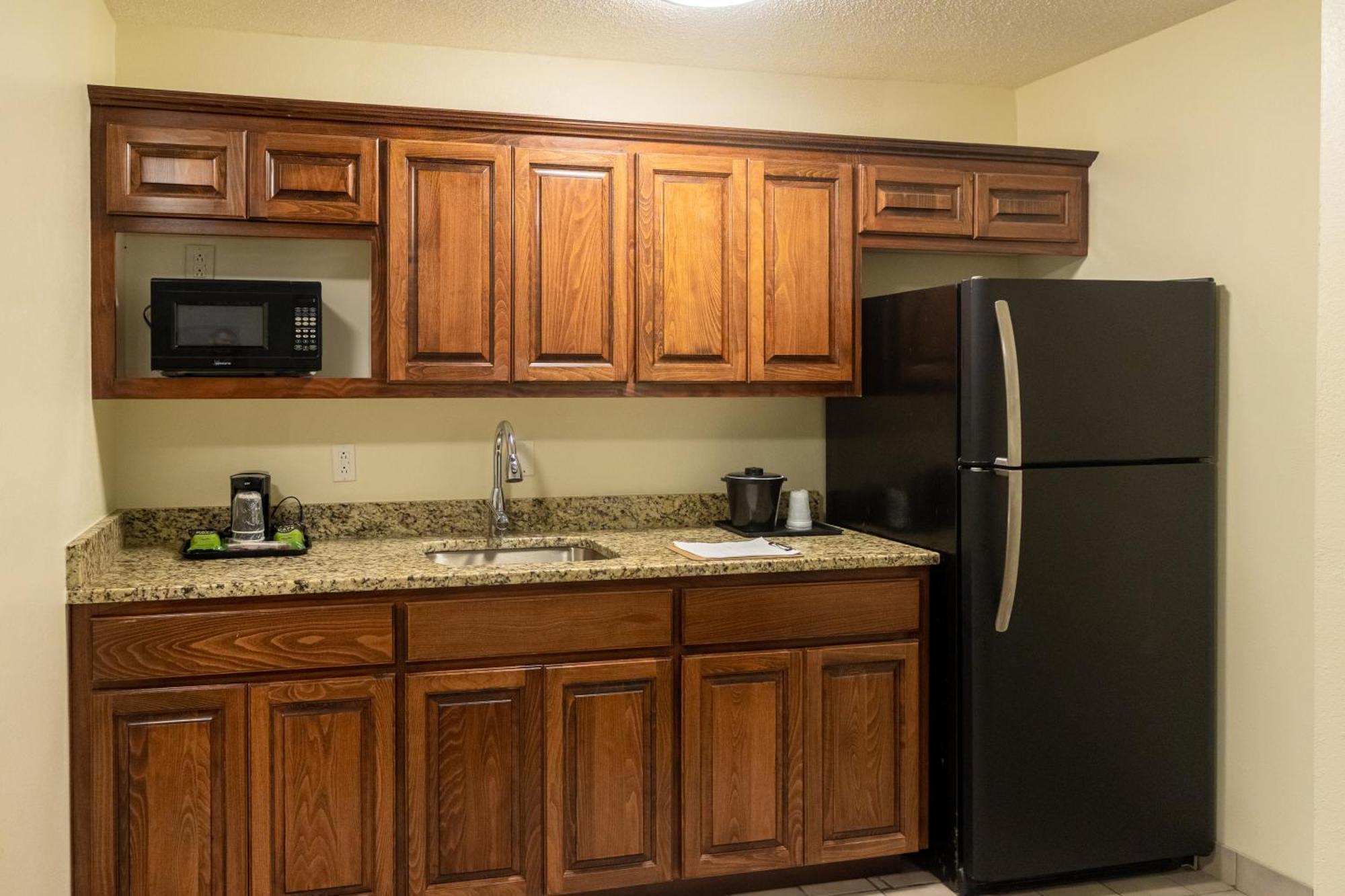 Cottonwood Suites Savannah Hotel & Conference Center Пуулър Екстериор снимка