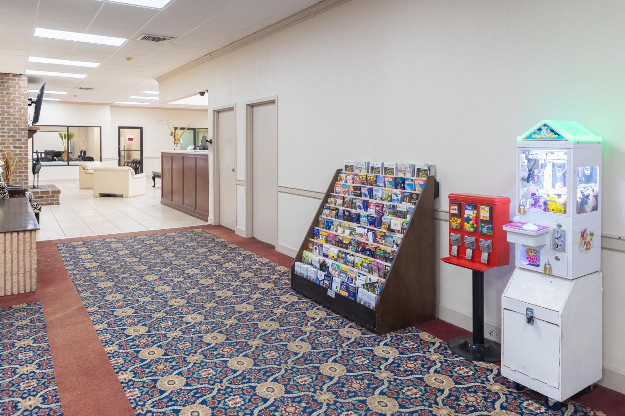 Cottonwood Suites Savannah Hotel & Conference Center Пуулър Екстериор снимка
