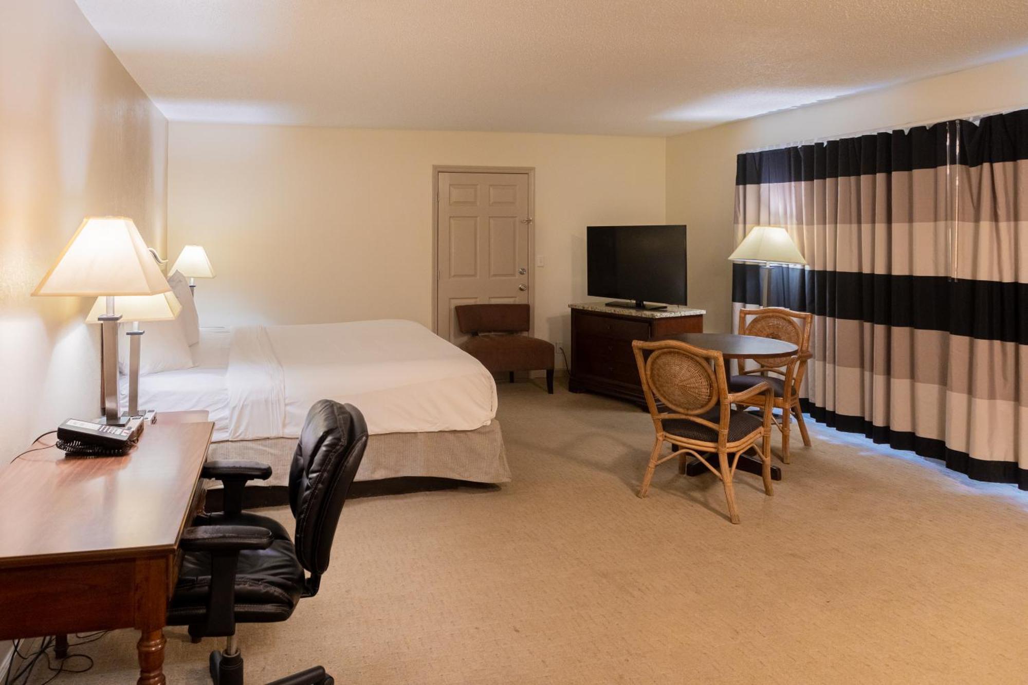 Cottonwood Suites Savannah Hotel & Conference Center Пуулър Екстериор снимка