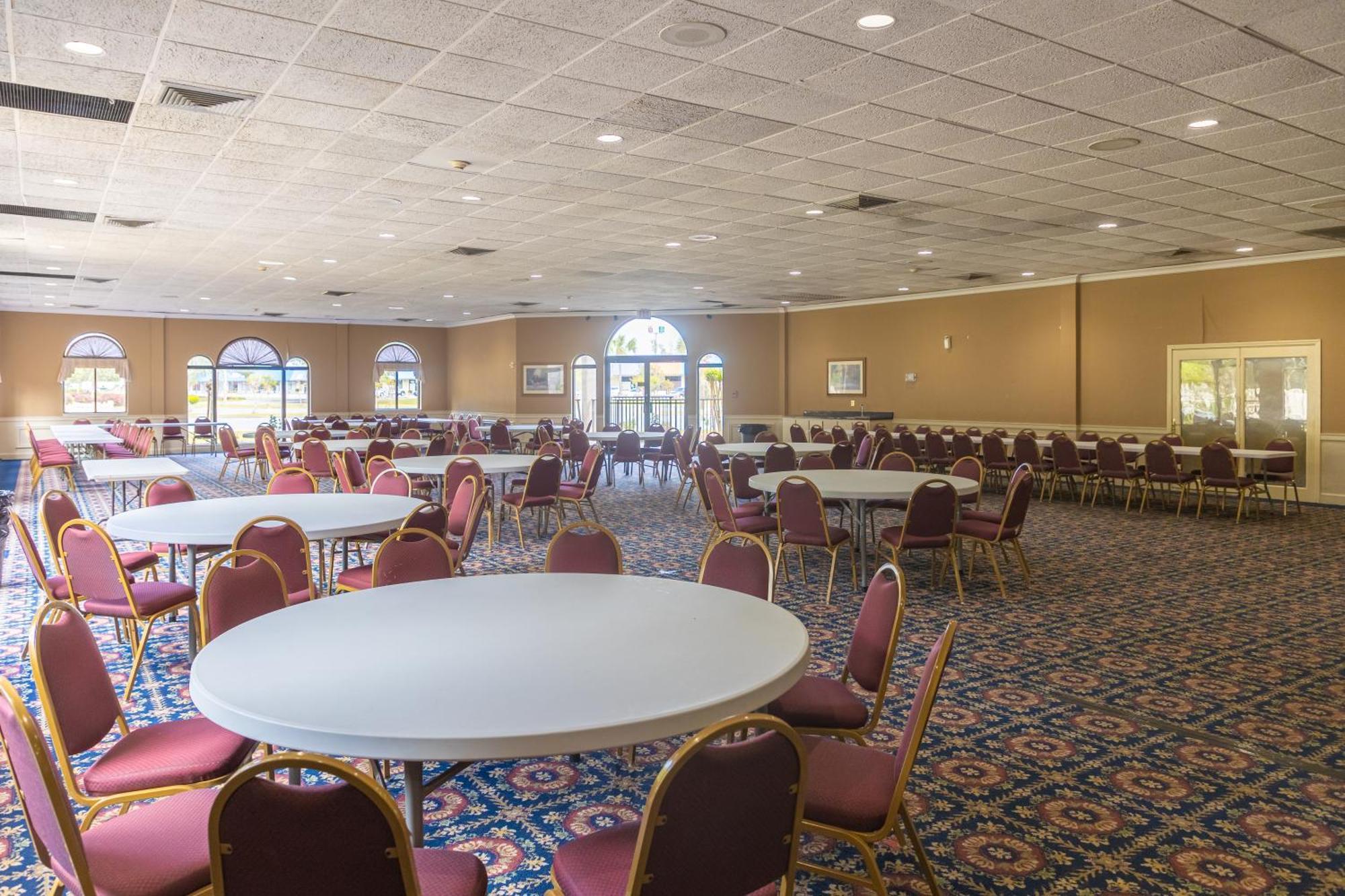Cottonwood Suites Savannah Hotel & Conference Center Пуулър Екстериор снимка