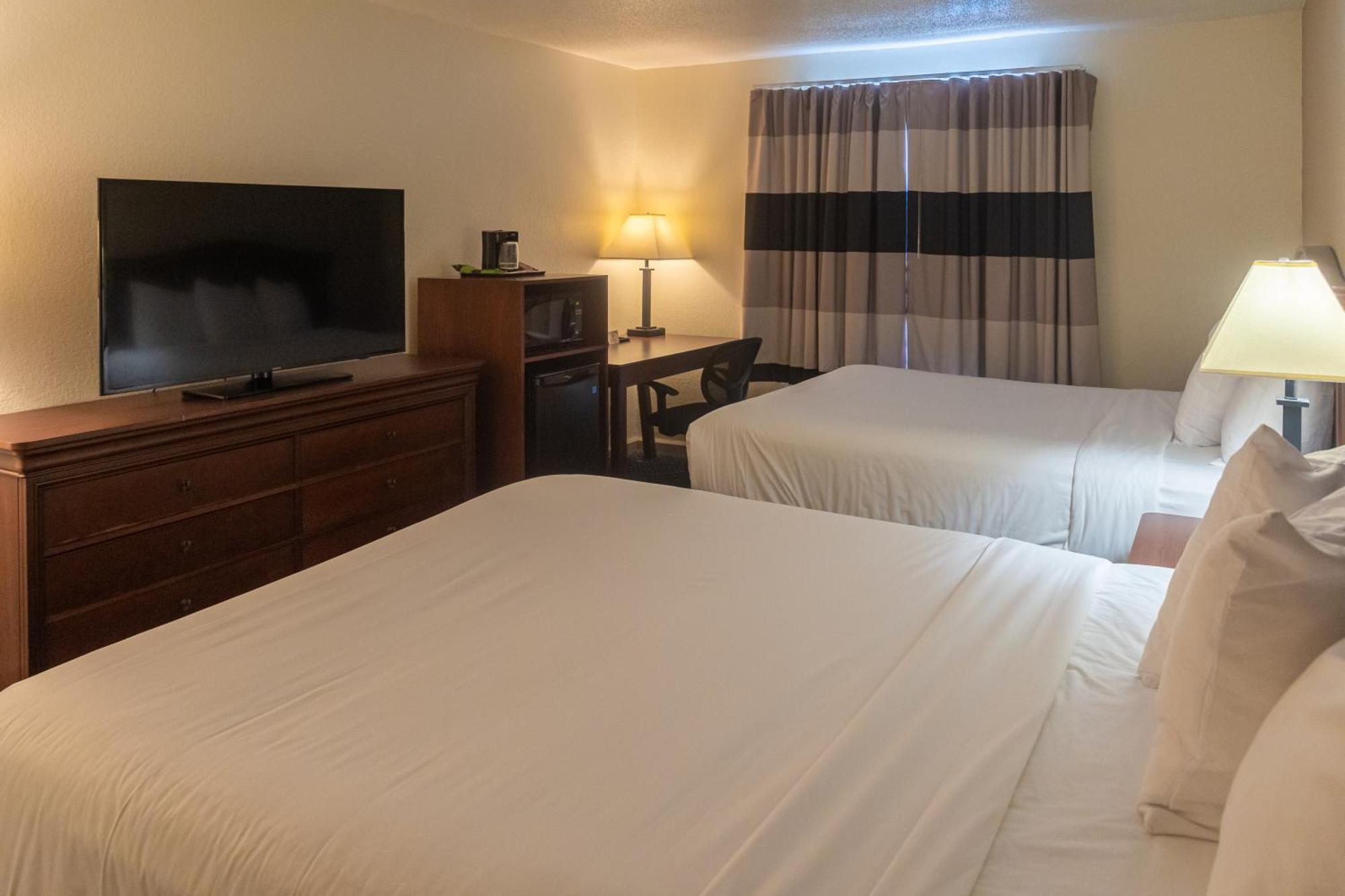Cottonwood Suites Savannah Hotel & Conference Center Пуулър Екстериор снимка