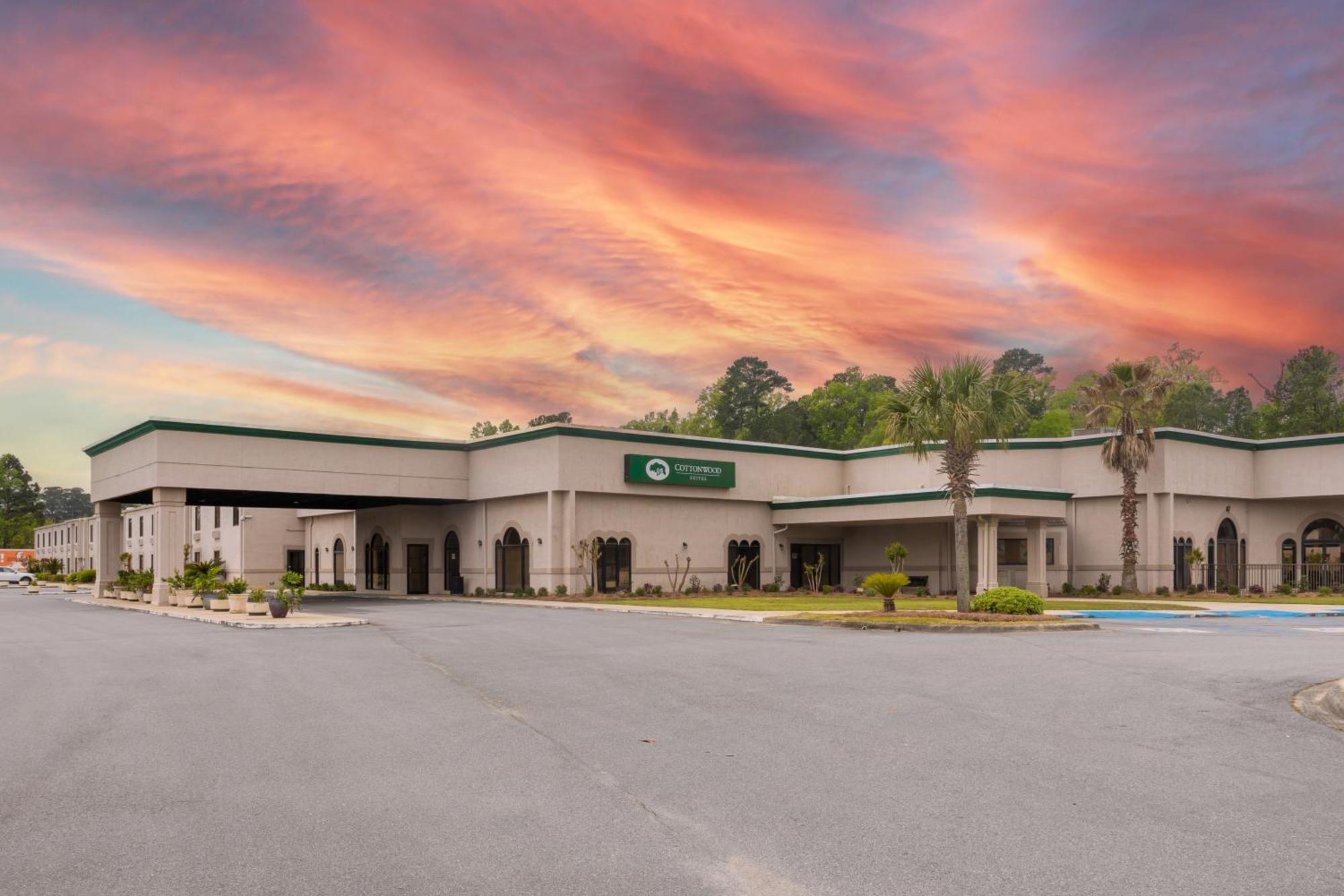Cottonwood Suites Savannah Hotel & Conference Center Пуулър Екстериор снимка
