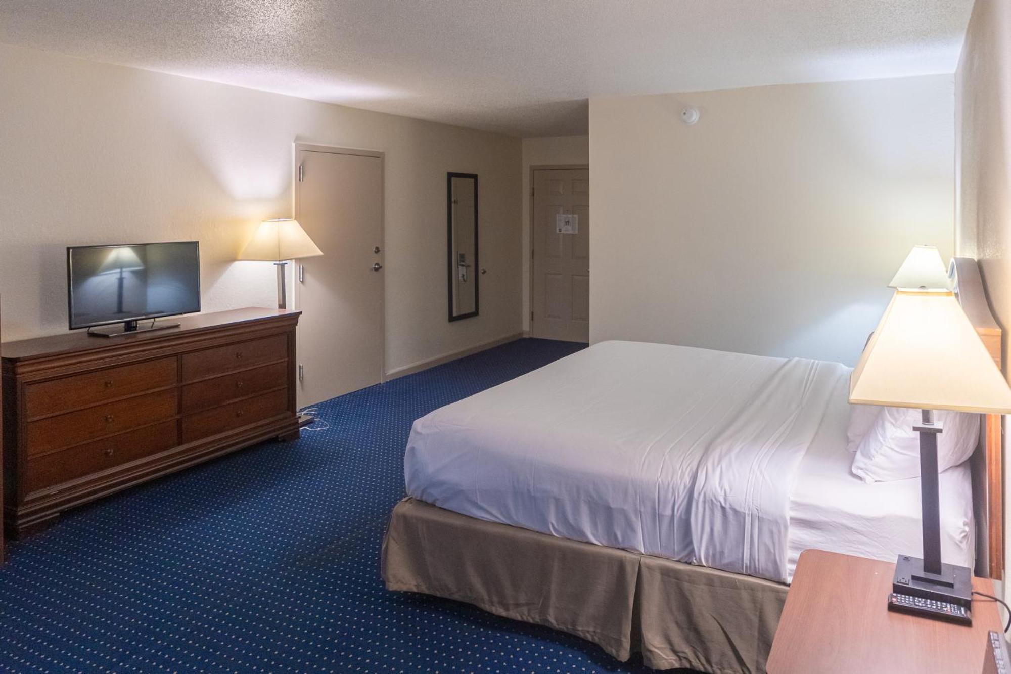 Cottonwood Suites Savannah Hotel & Conference Center Пуулър Екстериор снимка