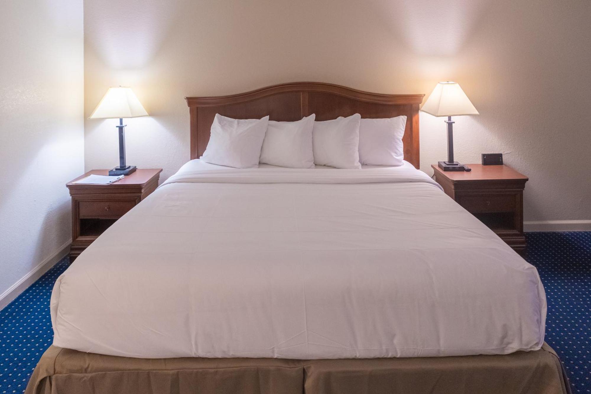 Cottonwood Suites Savannah Hotel & Conference Center Пуулър Екстериор снимка